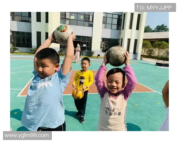 假扮足球明星恶搞路人引发欢笑与惊讶的趣味挑战